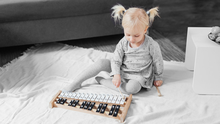 fillettes qui jouent avec un xylophone en bois